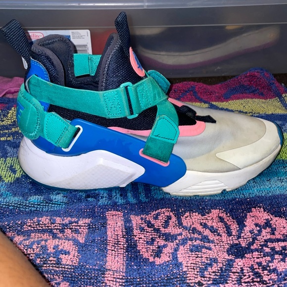 These are Nikes athletic wear shoes a size 7 for women